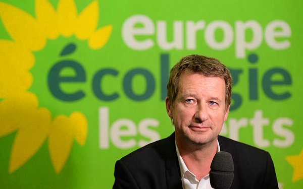 Avrupa Parlamentosu üyesi Fransız Yannick Jadot ise devleti pestisitlerin zararlarını görmezden gelmekle suçladı.