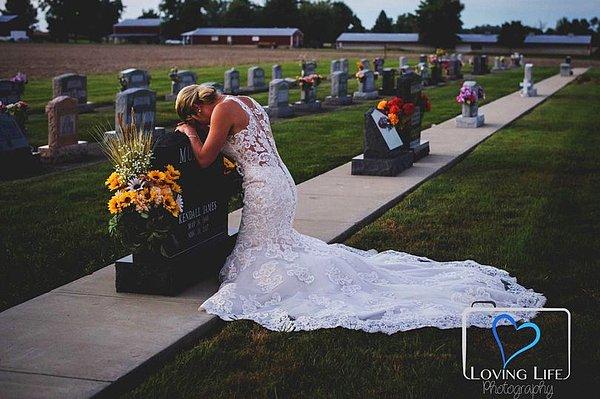 Beyaz gelinliğini giydikten sonra, Jessica nişanlısının mezarına gitti ve dizlerinin üzerinde durarak başını mezara yasladı. Eğer nişanlısı ölmüş olmasaydı tam da o gün birbirlerine "evet" diyeceklerdi.