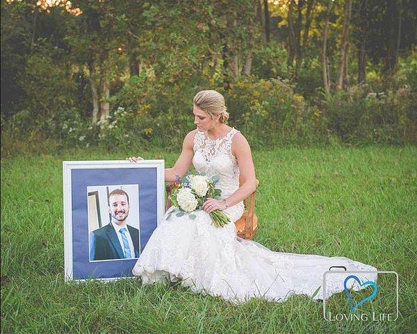 Ertesi gün bu fotoğrafları Facebook hesabında paylaşan Jessica şu yorumu yaptı: "Hayallerimdeki adamla evlenememiş olsam bile düğün günüm benim için çok özeldi."