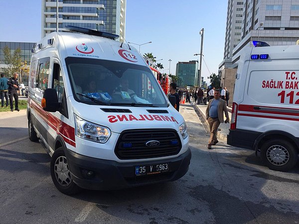 İzmir Adliyesi'ne çok sayıda ambulans sevk edilirken, bina tamamen tahliye edildi, duruşmalar yarıda bırakıldı.