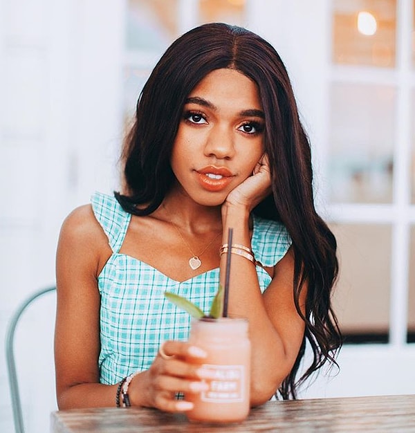 6. Девушка на фото - совершеннолетняя?