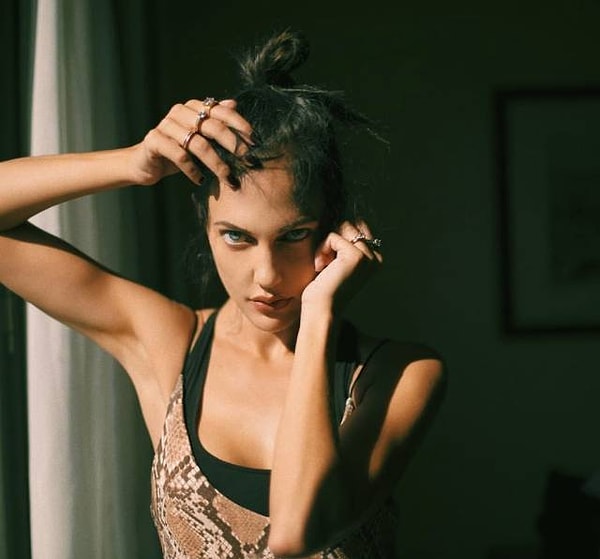 А это звезда «Великолепного века» Мерьем Узерли