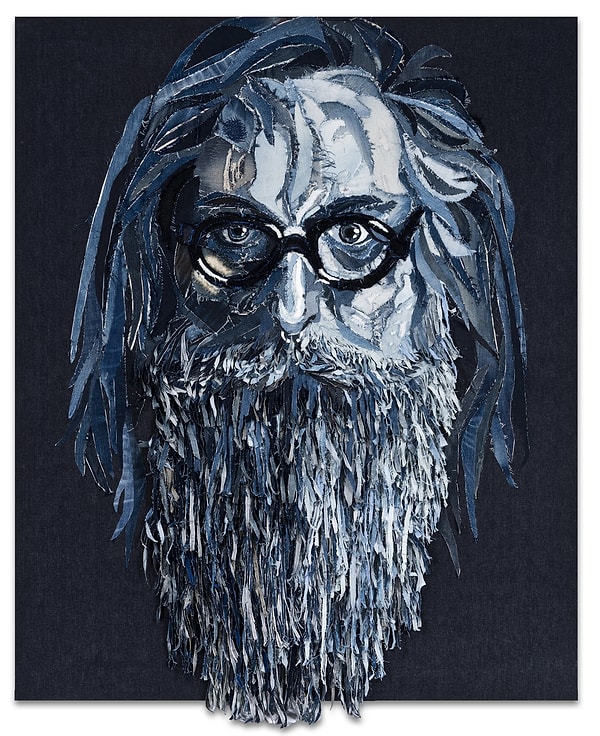 В процессе создания нового шедевра девушка, конечно, работает со своим материалом.