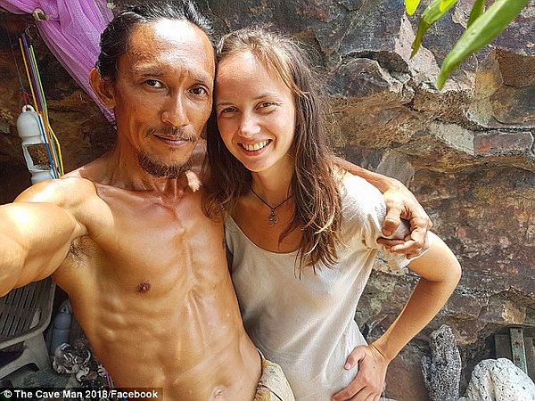 Polis, onlarca güzel turist kadınla beraber olduğunu iddia eden ve sosyal medyada istismarlarıyla övünen Taylandlı adamın mağarasına baskın yaptı.