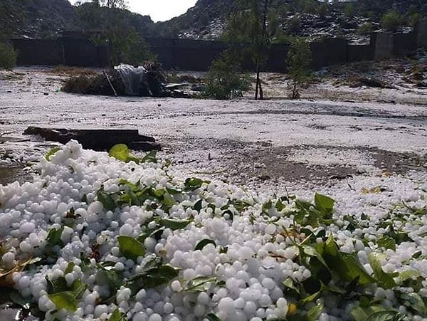 «Когда шторм набрал невероятную силу, мы припарковались на обочине дороги. Град размером с теннисный мяч разбил окна в машине», - говорит девушка.