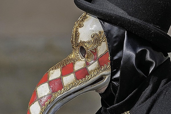 1. Из какой страны можно привезти такие маски?