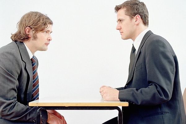 4. Как вы думаете, какие отношения между этими двумя мужчинами?