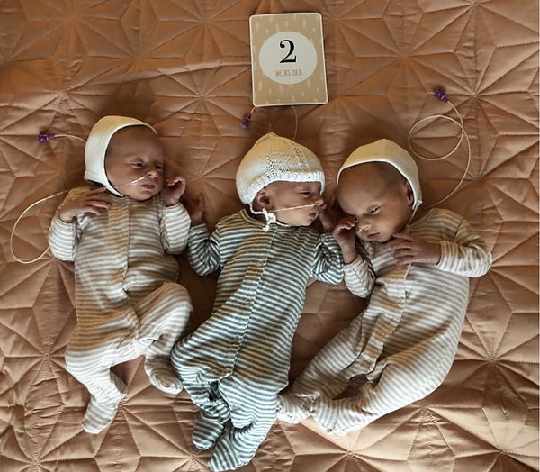 4. Как только малыши родились, девушка стала выкладывать трогательные фото тройняшек в Сеть, как делают все молодые мамочки...