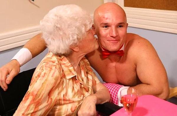 Yemek bittikten sonra, 99 yaşındaki konuklardan biri olan Doll Jenkins, garsonları çok sevdiğini ve 100. doğum gününde de gelmelerini istediğini söyledi.
