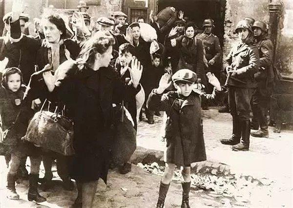 8. Ukrayna'da 1941'de çekilen bu fotoğraftan sadece dakikalar sonra çocuk yaşlı demeden herkes öldürülmüştü.