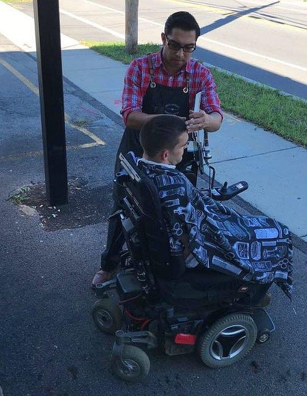 1. "Engelli adamın tekerlekli sandalyesi berberin kapısından geçemiyordu. Berber de malzemelerini dışarı çıkarıp sokakta saç tıraşı yapmış."