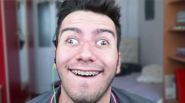 Bilmeyenler için şöyle özetleyelim. Enes Batur 8 milyonu aşkın takipçili bir YouTube fenomeni. 20 yaşındaki YouTuber, özellikle çocuklar ve gençler arasında o kadar popüler oldu ki bir film bile çekti.
