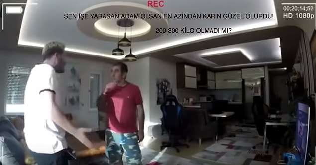 Amcasının ailesine ve muhtemelen maddi olarak geçmişte yaşadığı sıkıntılara laf ediyor.