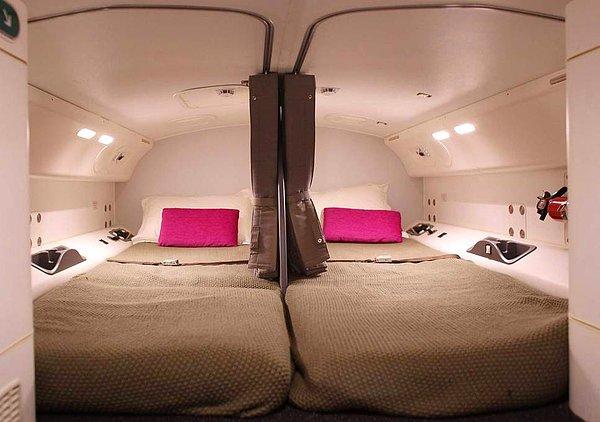18. "Uzun uçuşlar yapan uçaklarda genellikle kabin memurlarının dinlenebileceği yatakhane bölümleri vardır."