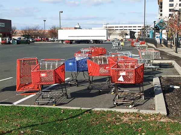 6. Оставлять тележки на местах для парковки