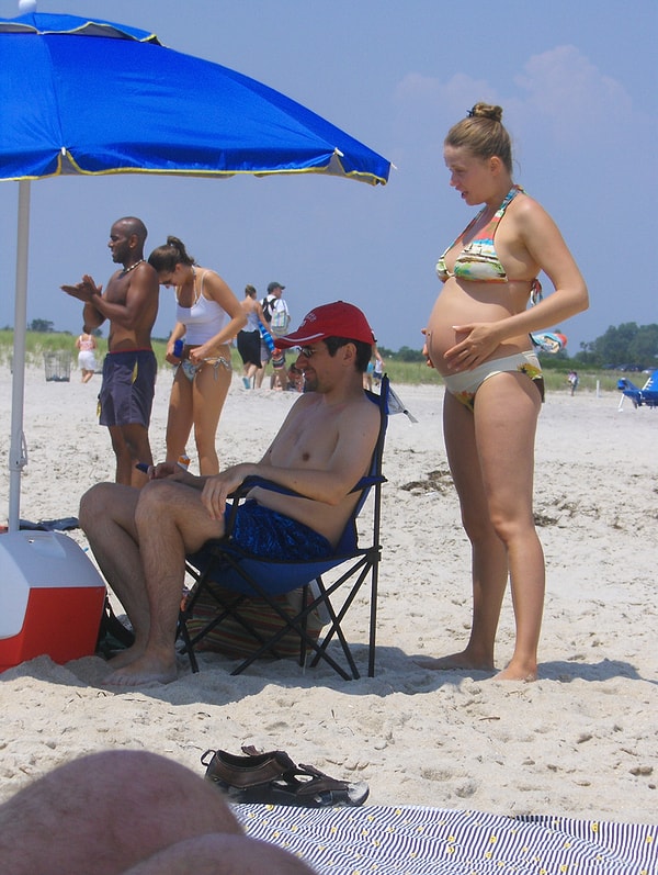 9. Притворяться, что не замечаете беременную или стариков, когда им надо уступить место