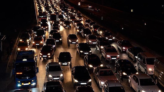 İstanbul'da Yolda Geçen 1 Saatin 45 Dakikası Trafikte Harcanıyor