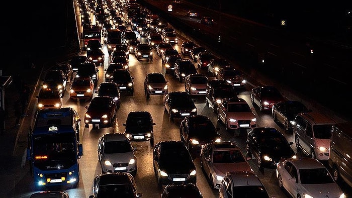 İstanbul'da Yolda Geçen 1 Saatin 45 Dakikası Trafikte Harcanıyor