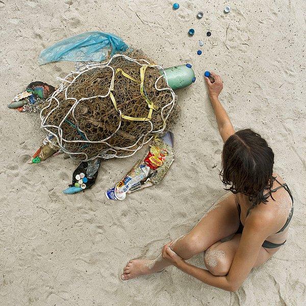 1. Plajlardan toplanan tamamen atıklardan oluşan sevimli kaplumbağa