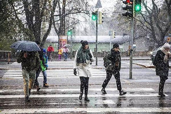 7. Güney ve Orta Finlandiya'da kar yağışı beklendiği için meteoroloji kış lastiklerine geçin diye halkı uyarmış.