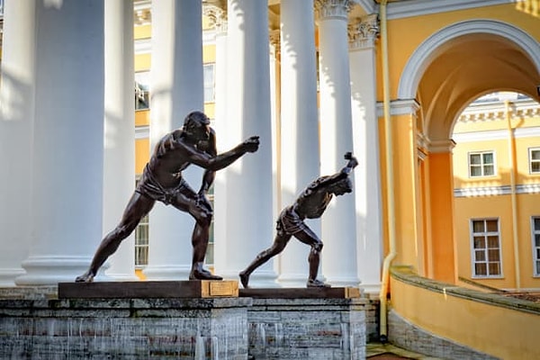 5. Где вас встретят такие статуи?