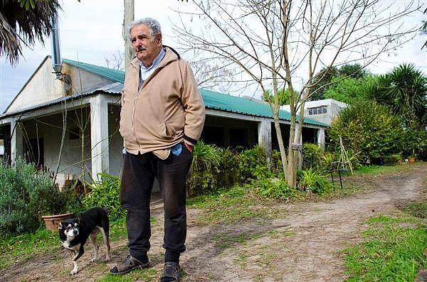 Mujica’nın mahpus zamanlarında bol bol düşünecek vakti olmuş. Yoksulluğu değil, sadeliği savunduğunun da ısrarla altını çiziyor.