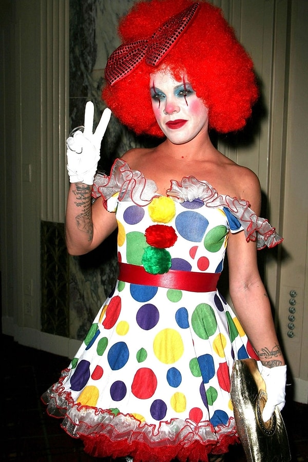 6. Что за знаменитость в этом наряде?