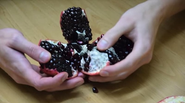 7. А как правильно чистить гранат?