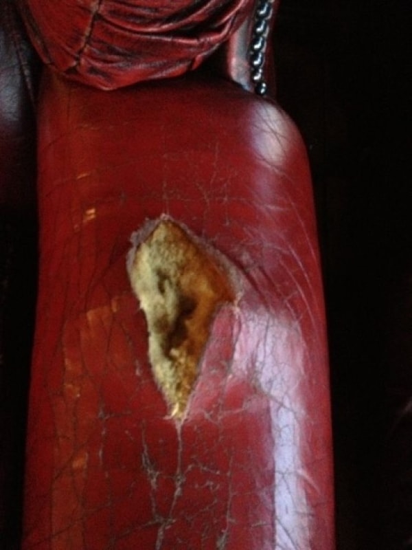 3. Просто дыра на подлокотнике, подумаешь