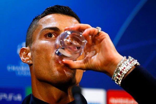 Maç öncesi basın toplantısını sponsorluğunu yapan bir firmanın saatiyle devam ettiren Ronaldo'nun, milyon dolarlık saati ilgi odağı oldu.