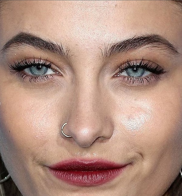 7. Самое главное использовать контурный карандаш или матовую помаду. Иначе получится эффект зацелованных губ, как в случае Пэрис Джексон