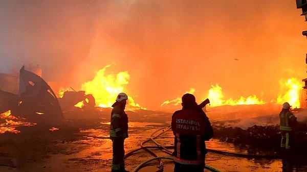 Kıraç Evren Oto Sanayi Sitesi bulunan bir palet fabrikasında henüz belirlenemeyen nedenle yangın çıktı.