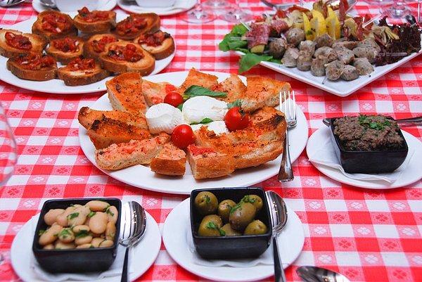 9. Mutfağı ise oldukça geniş. Yakın olduğu İtalyan mutfağının esintisini de Akdeniz'in farklı lezzet tonlarını da içerisinde bulunduruyor.
