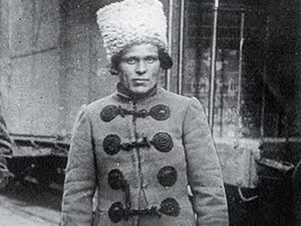 10. В осеннюю пору 1918 года в отряде Нестора Махно часто проходили свадьбы. При этом сам революционер во время празднеств сбривал усы. Для чего он это делал?