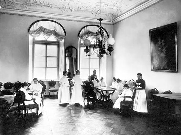 2. Как ученицы назвали бы ту девушку, которая смогла бы безошибочно ответить на вопросы экзамена?