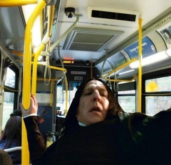 4. Самое ужасное - когда вы не можете дотянуться до поручня в переполненном автобусе...