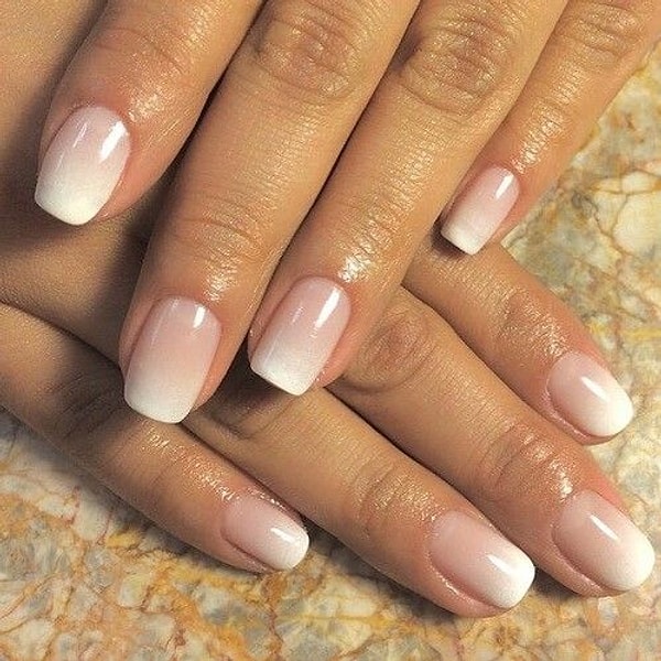 5. Тот французский тип маникюра, который сделала звезда, является самым востребованным в Pinterest и называется «бэби-бумер».