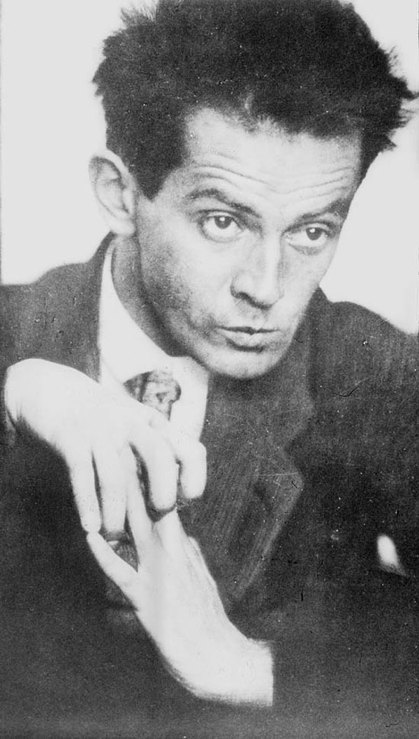 Avusturya'da zengin bir ailenin çocuğu olarak dünyaya gelen Egon Schiele, ailenin tek erkek çocuğuydu.