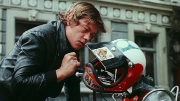 1. Как зовут мотоциклиста в фильме "Приключения Электроника"?