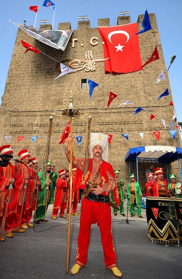 Kentin fethedildiği tarihe ilişkin geçen yıl açıklamada bulunan Büyükşehir Belediye Başkanı Orhan Fevzi Gümrükçüoğlu, tarihin 15 Ağustos olduğunu söylemişti.
