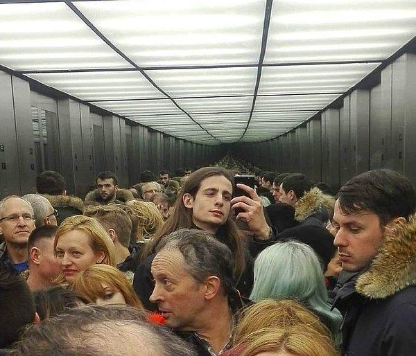 6. İnsanlarla dolu bir asansörde fotoğraf çekmek bazıları için hiç de zor değil.