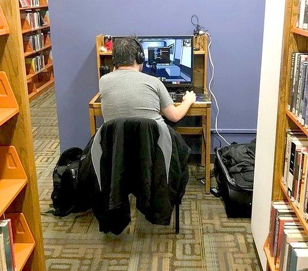 10. Okul kütüphanesine oyun bilgisayarını kurmak mı? Bunu sadece gamer'lar anlar 😂