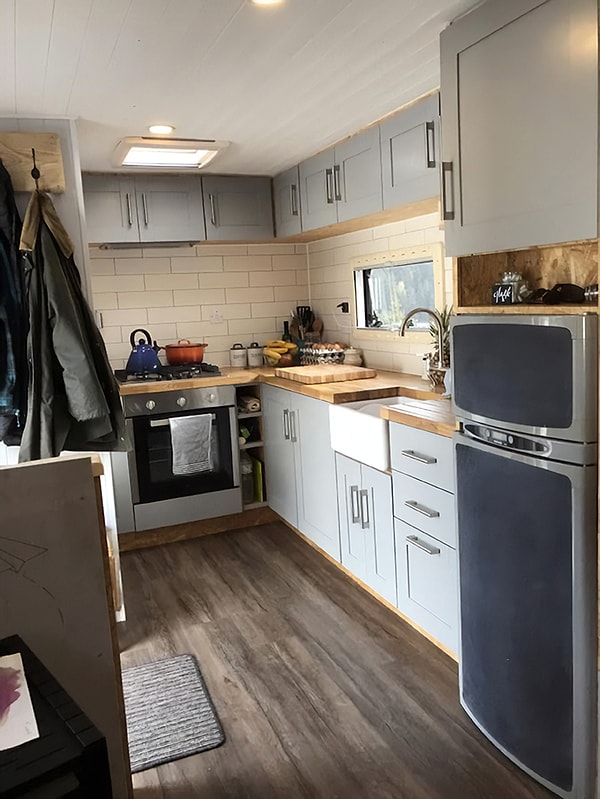 7. ... но внутри этого неприметного серого кузова скрывается функциональный и очень уютный дом.