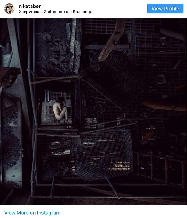 8. Здесь селились бездомные и люди, страдающие алкогольной и наркозависимостью. Полы многих помещений буквально усыпаны битым стеклом, бутылками и шприцами. Бррр!