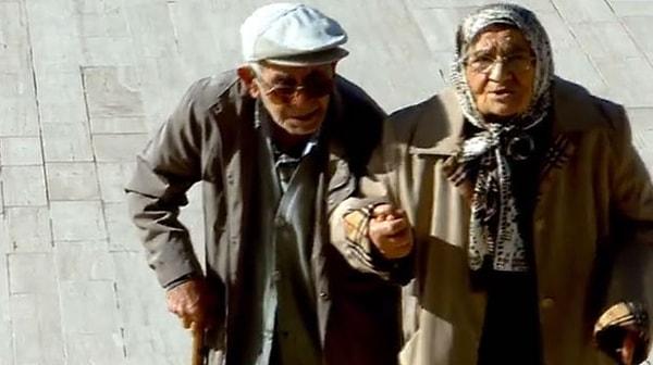 Bastonlarında desteği ile merdivenleri çıkmayı başaran yaşlı çift Ata'nın huzuruna çıktı.