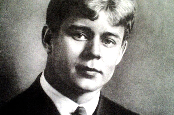 11. Сколько лет было Есенину, когда он умер?