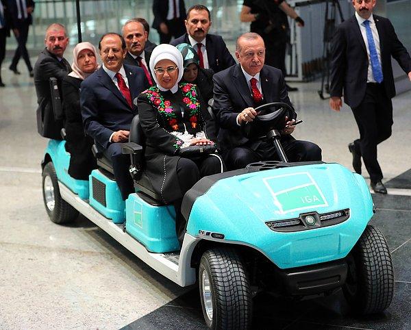 Erdoğan ve beraberindeki heyet, golf arabasıyla yeni havalimanını gezdi