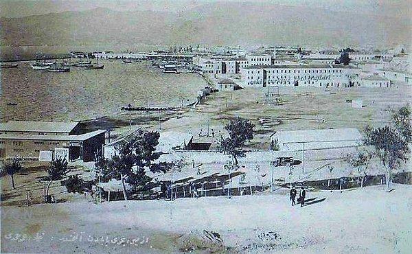 24. Bahribaba Parkı'ndan çekilmiş bu fotoğrafta Konak Meydanı'nı görüyoruz. (1890'lar)
