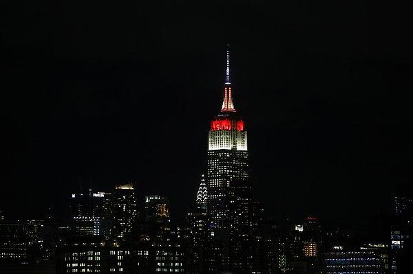 Gece boyunca ise ABD'nin en önemli simgelerinden olan Empire State binası 29 Ekim Cumhuriyet Bayramı için ışıklandırıldı.