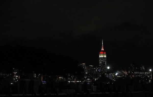 Kırmızı ve beyaz ışıklarla tüm gece New York'u aydınlatan bina ilgi çekti.